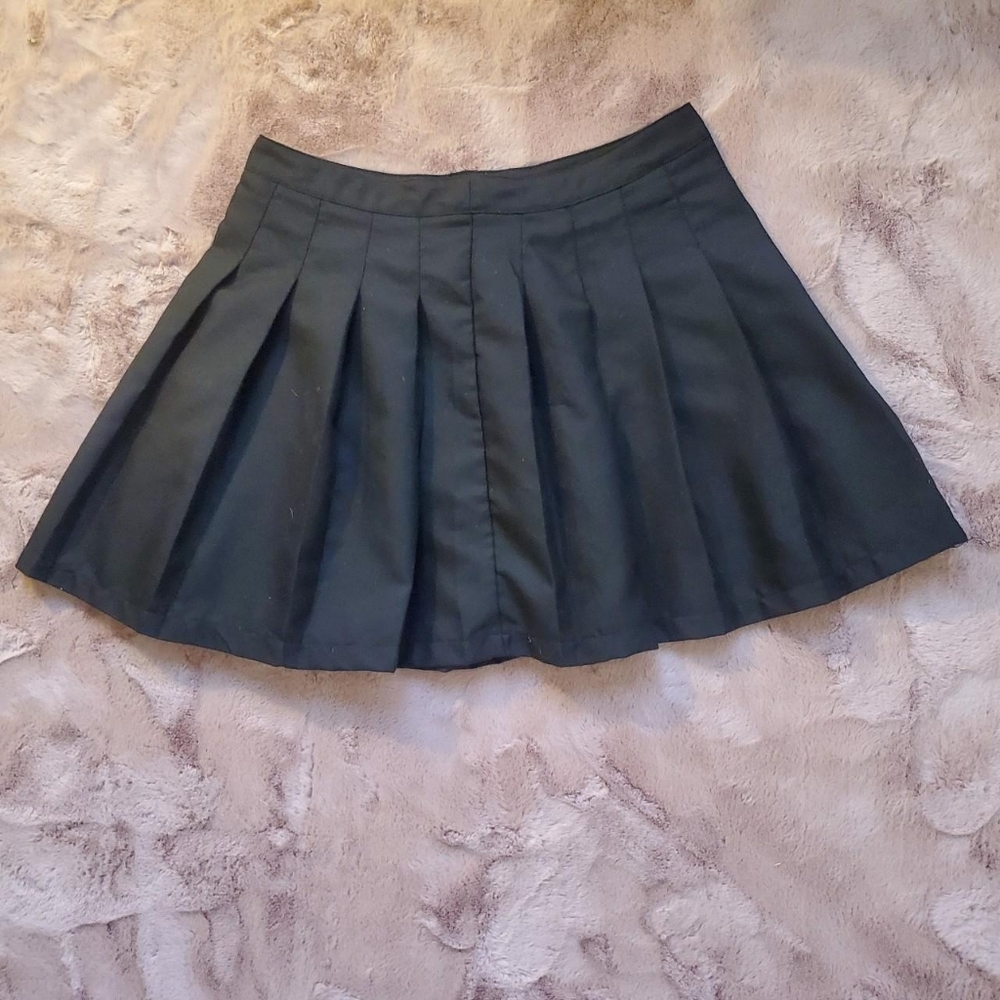 Black Pleated Skirt - L